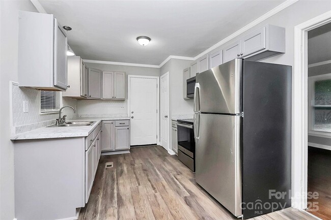 Photo - 911 Bannister Pl