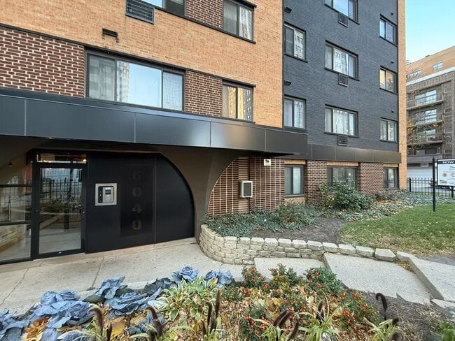 Photo - 6040 N Sheridan Rd