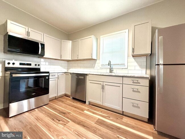 Building Photo - 32 Jenkins Pl Rental