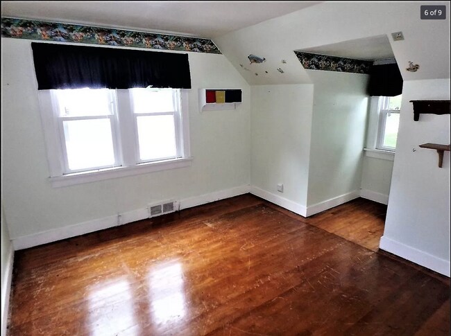 Upstairs bedrooms x2 identical (will be freshly painted) - 517 Columbia Ave