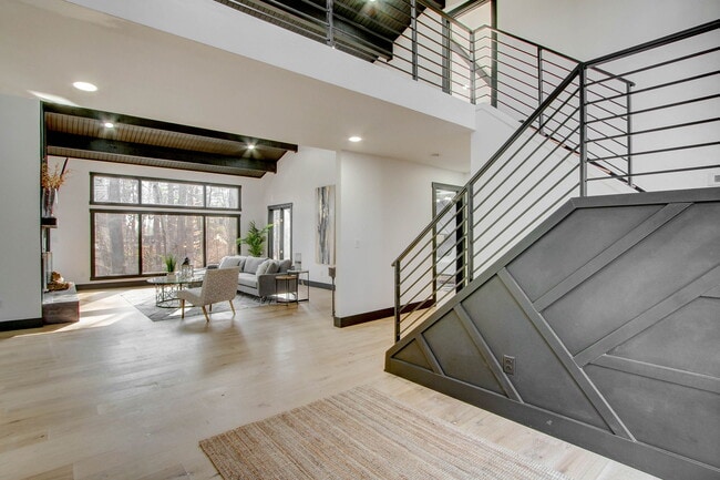 Photo - 755 E 96th St