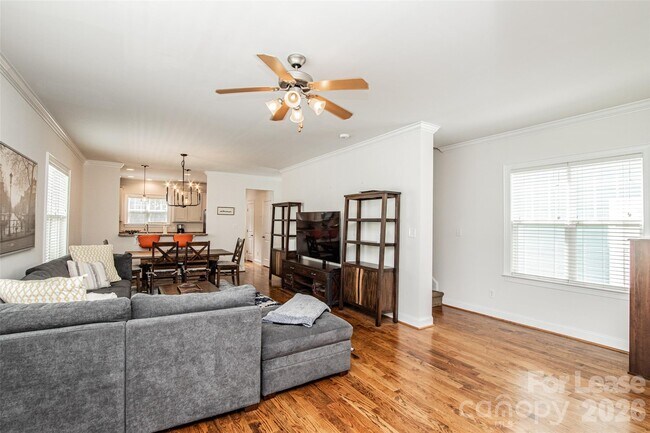 315 Woodvale Pl