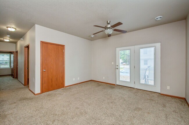 124 N Hyland #104 | Living Room