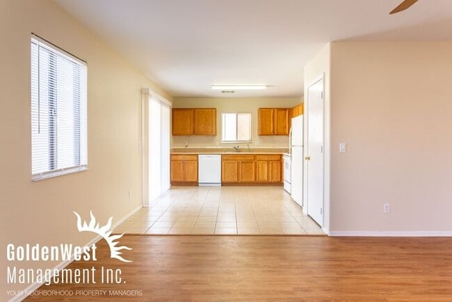 Charming 3Bdm 2Ba Home with Covered Patio in Surprise AZ!