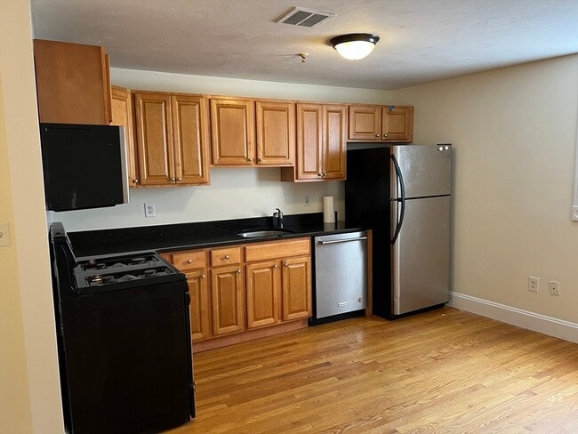 Building Photo - 144 Washington St Unit 3