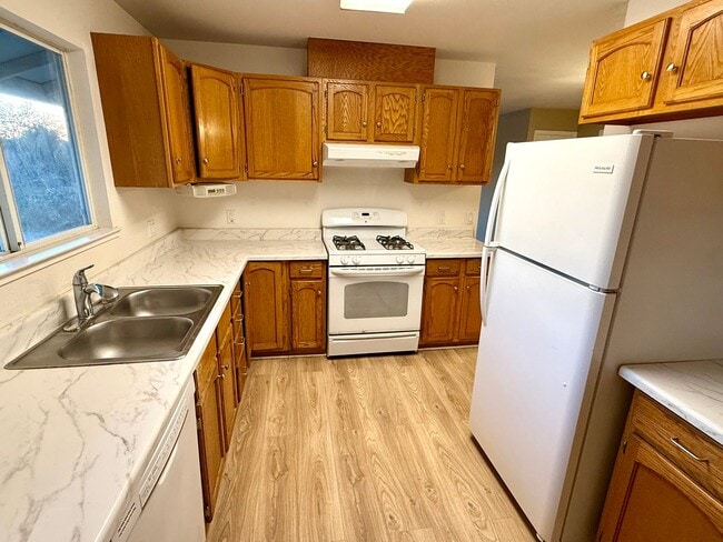 Photo - One level duplex in Windsor with 1 Car Garage, Cats Ok!