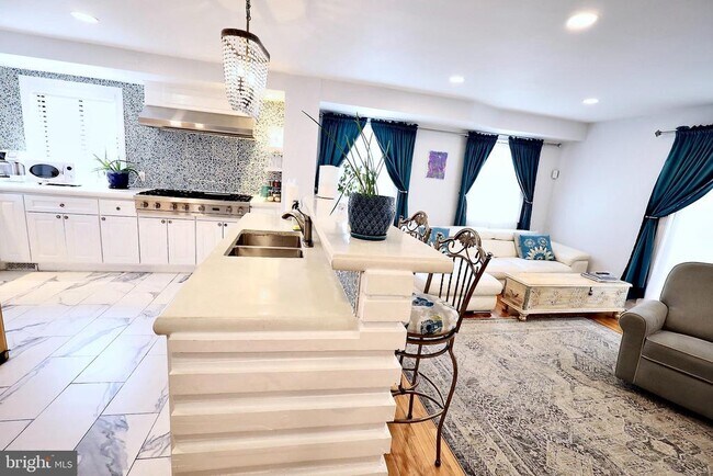 Photo - 701 Lombard St