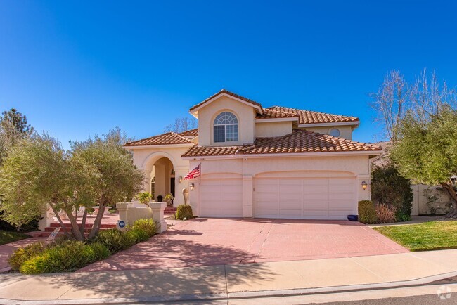 Building Photo - Luxury Living in this Stunning Pool Home!