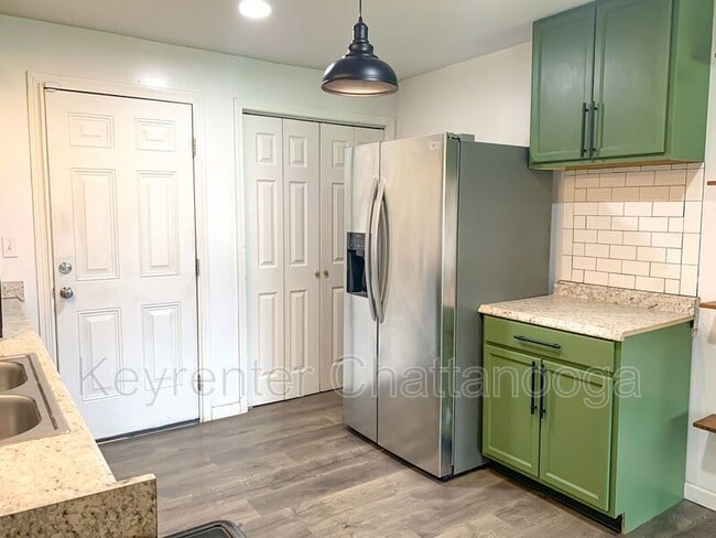 Photo - 827 Woodmore Ln