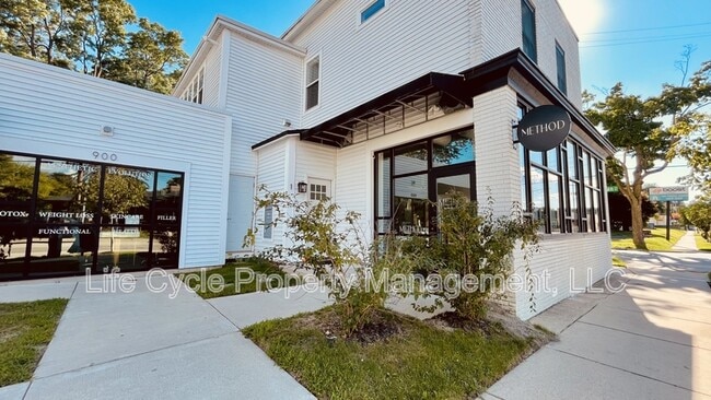 Photo - 900 Michigan St NE