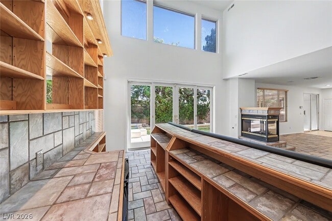 Building Photo - 2367 Thayer Ave