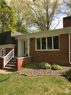 Building Photo - 2 Bedroom Townhouse in Rock Island