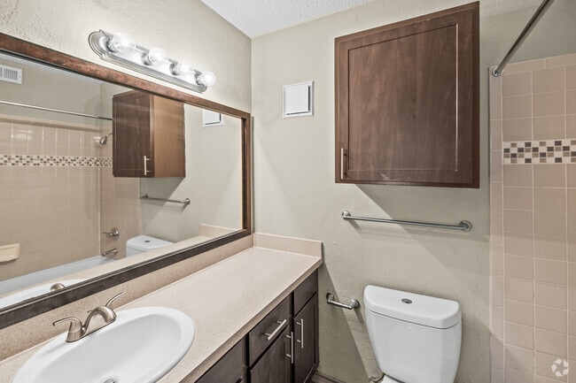 B2 2BR, 2BA - 950SF Primary Bathroom