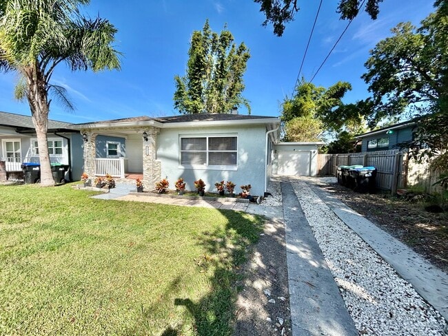 Building Photo - Gorgeous updated 2-bedroom 2-bath home wit...