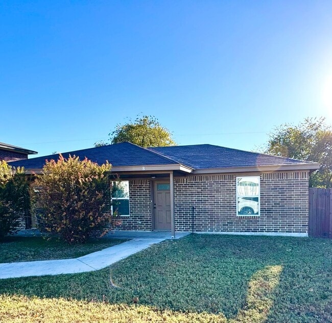 Building Photo - Modern 2 Bedroom 1 Full Bath Duplex with S...