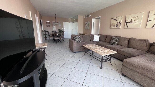 Photo - 5161 Collins Ave Unidad # 1701
