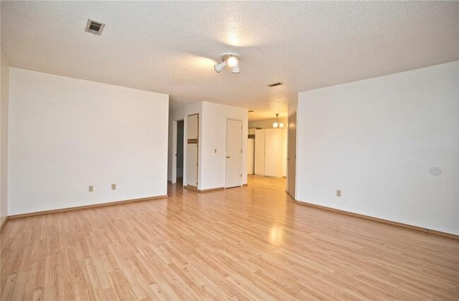 Photo - 5905 Sara St