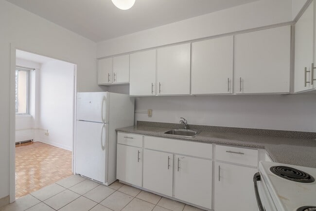 Building Photo - 900 Av. Rockland Unit 306