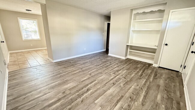 Photo - 2432 Yorkshire Dr SW