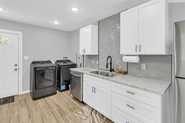 Building Photo - 5815 Schevers St