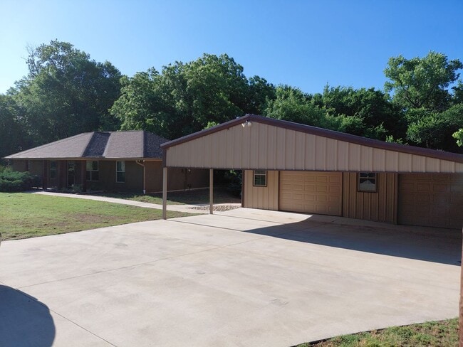 Building Photo - 4/2 located in Weatherford with Huge shop!