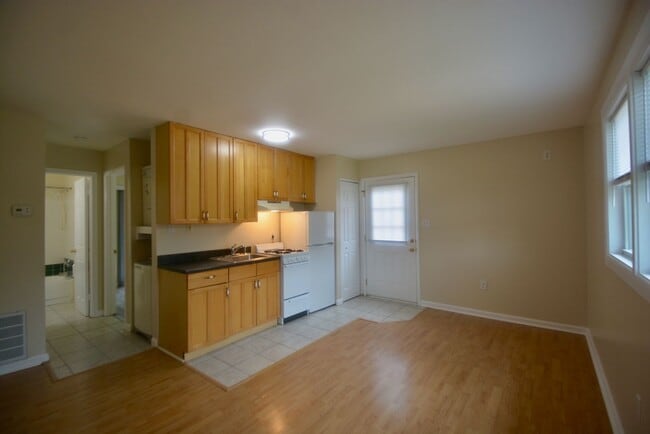 Photo - Great - 1 BEDROOM - Bright Open Floor Plan !!