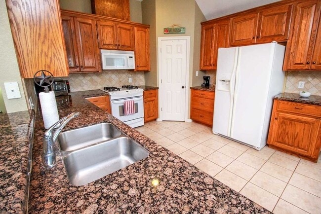 Photo - College Station - 3 Bedroom - 2 Bath - 2 car garage- fenced in back yard,