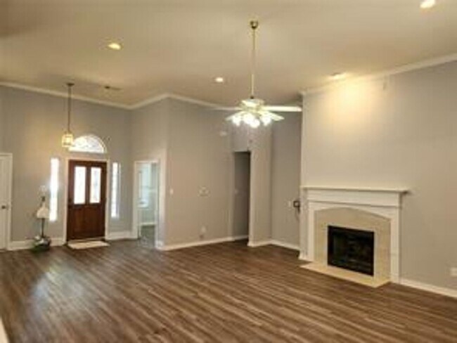 Photo - Beautiful 4/2/2 Great location!