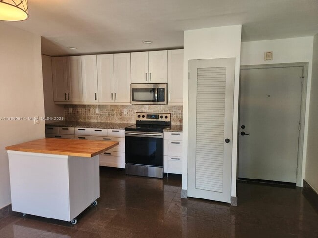 Building Photo - 124 NE 19th Ct Unit 206B Rental