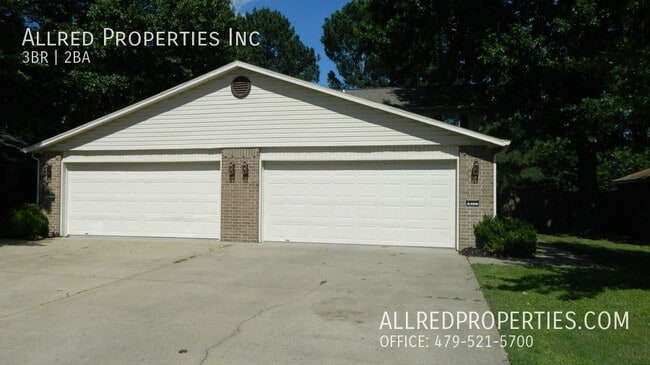 Building Photo - 822 N Daisy Ln