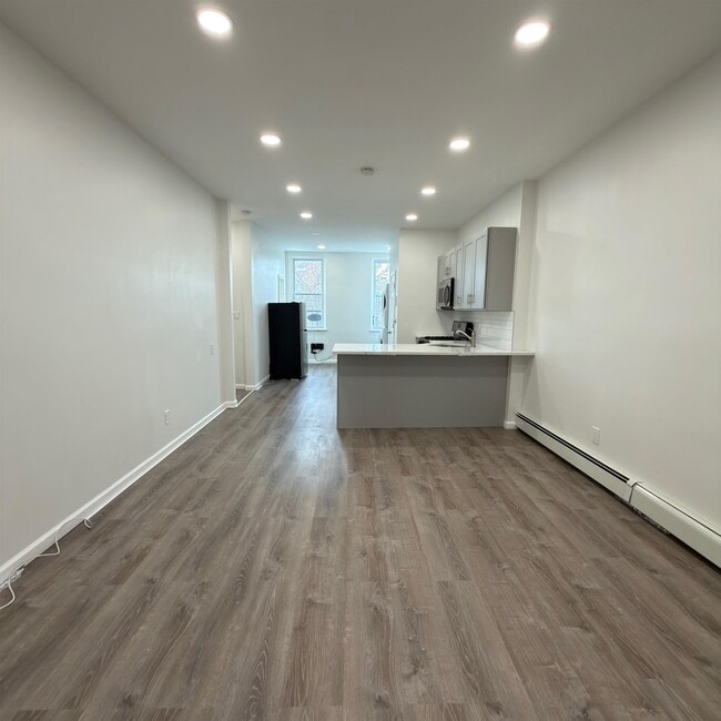 Building Photo - 737 Montgomery St Unit 3