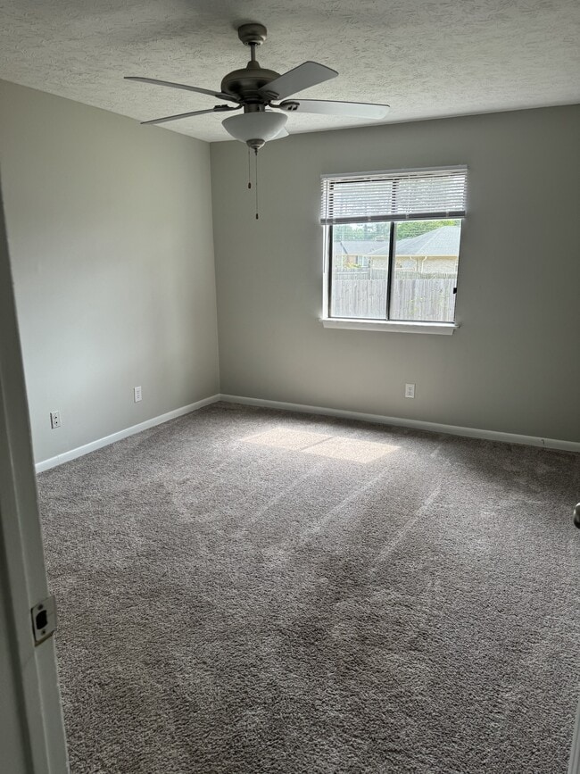 Photo - 835 Applewood Ln