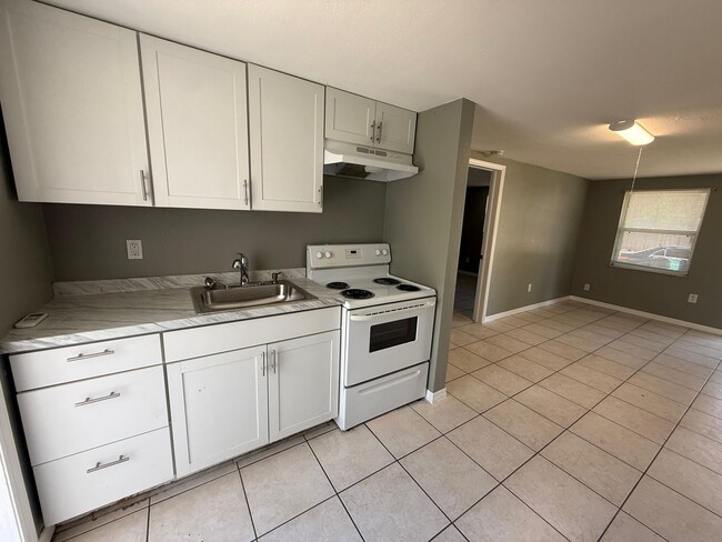 Photo - 1/1 Cleawater available now Unit 1718 S Washington