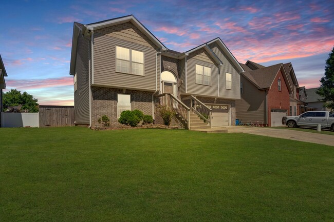 Welcome to Chinook Haven – Your Spacious R... - Welcome to Chinook Haven – Your Spacious R... House