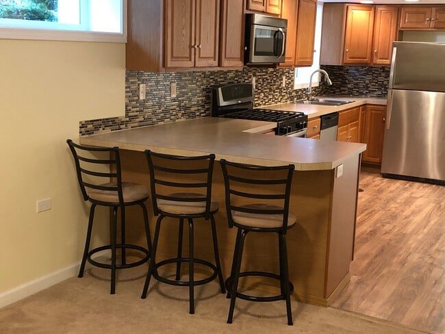 Big open kitchen with gas stove, dishwasher and eat in bar - 5409 Beacon Avenue South Unit B