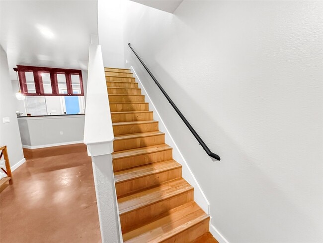 Building Photo - 2216 Chenevert St Unit 4