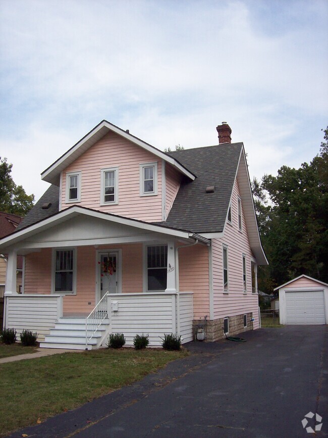 Building Photo - 1859 Evergreen Ave Rental