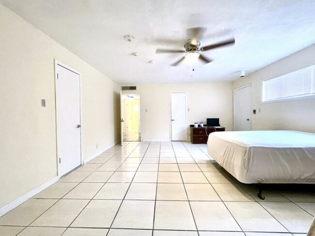 Building Photo - 8223 Bellaire Blvd