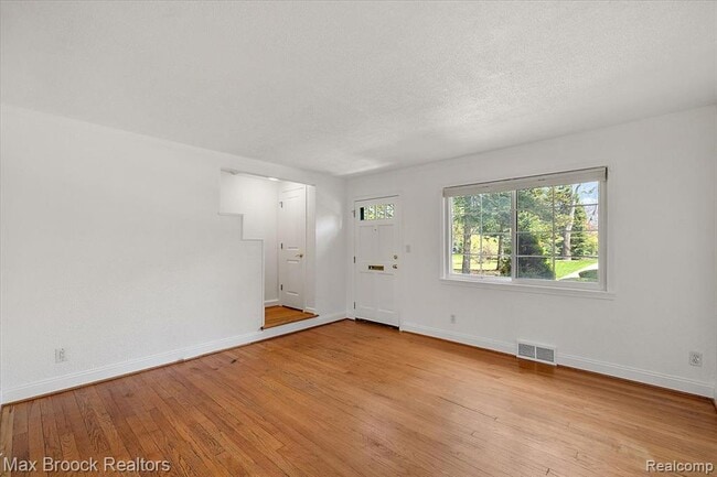 Photo - 1652 Graefield Rd