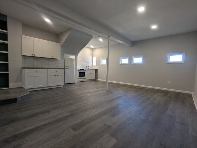 Kitchen - 404 Jagoe St Unit 404A