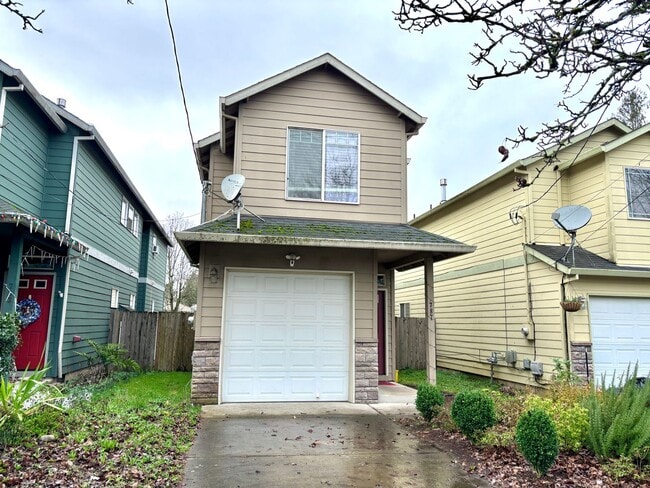 Building Photo - Montavilla 3 bed, 2 1/2 bath house