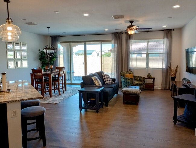 Comedor/Sala de estar - 19652 W Badgett Ln