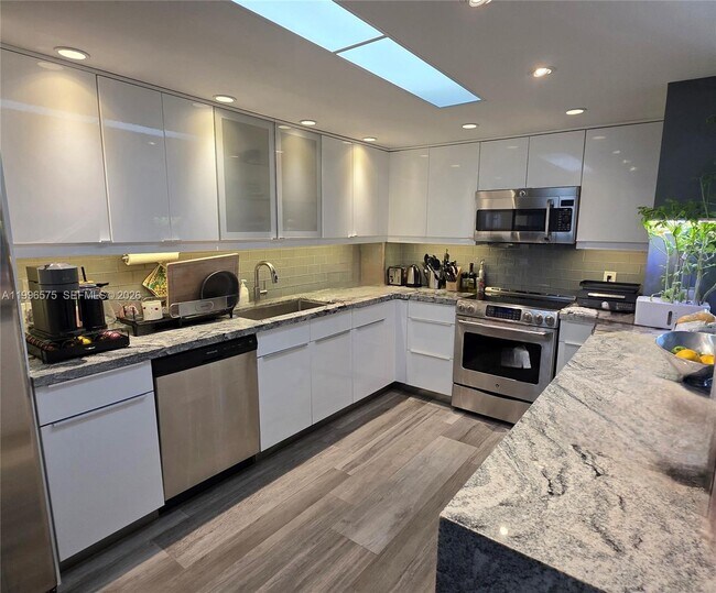 Photo - 5825 Collins Ave Unit 8J