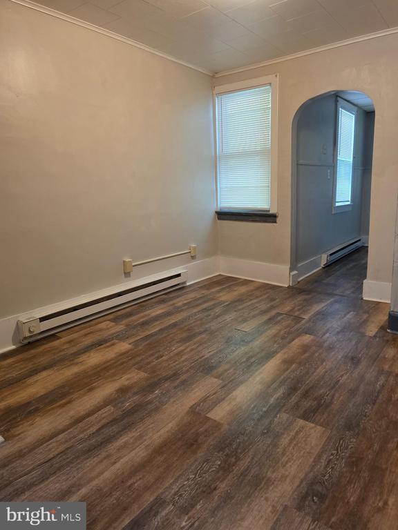Photo - 208 W Railroad St