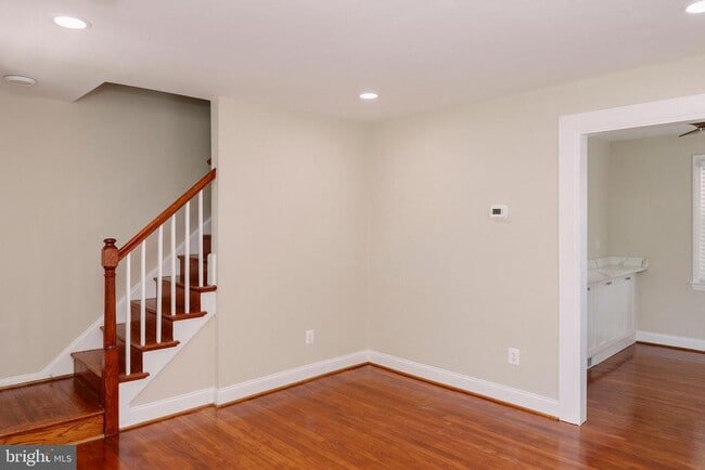 Photo - 632 Faraday Pl NE