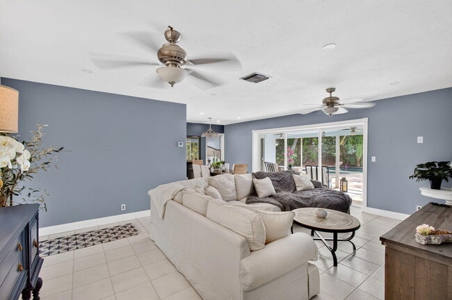 Photo - 254 NW 6th Ave