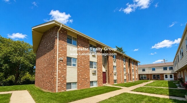 Building Photo - 826 N Milwaukee Ave Unit D2