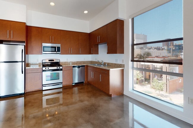 1BR, 1BA + Den - 879 SF