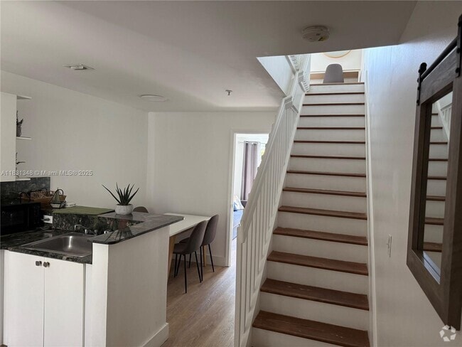 Building Photo - 821 SW 2nd St Unit 3 Rental