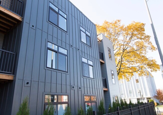 Building Photo - 504 Lyman Ave Unit 105